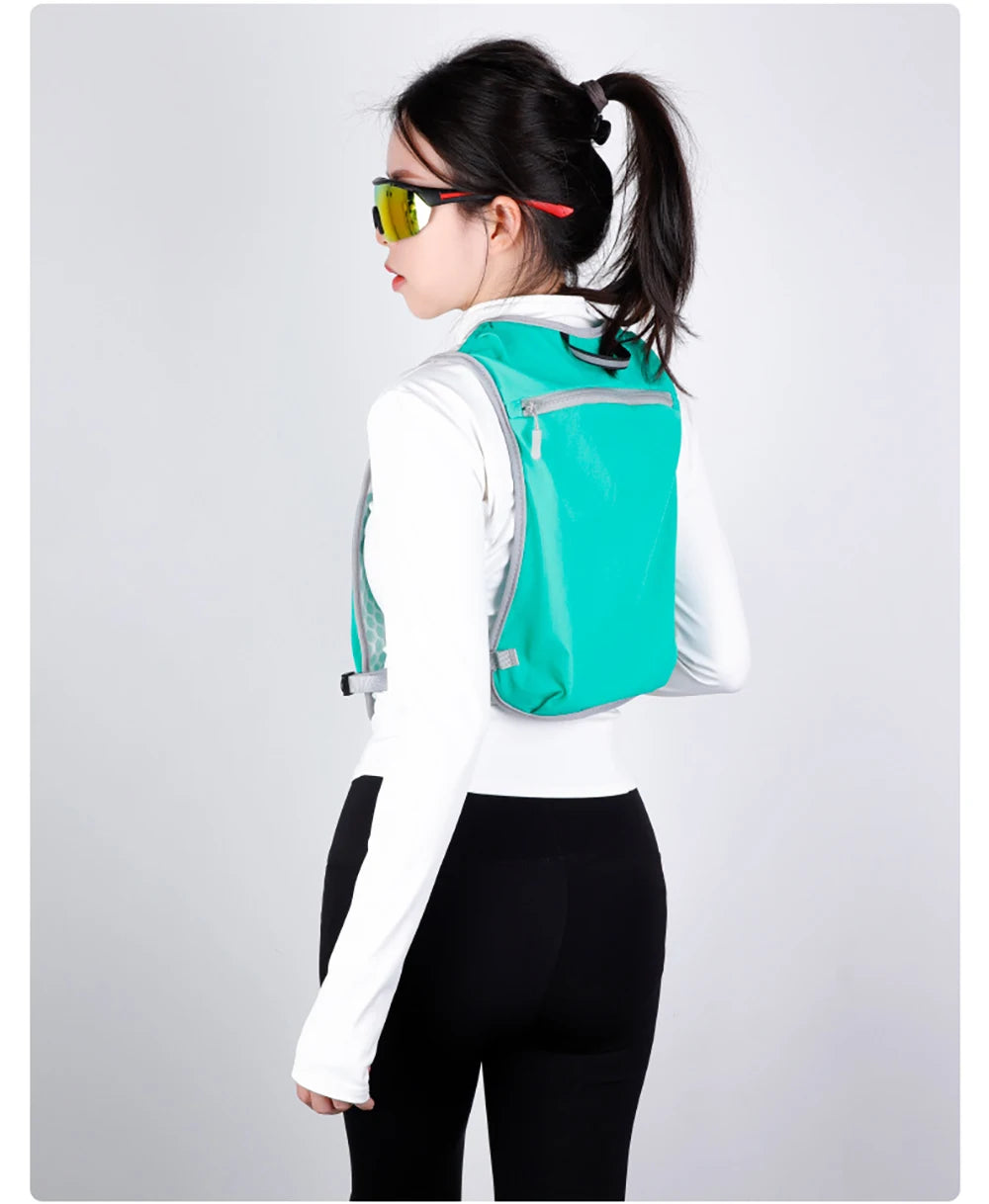 Lekka kamizelka biegowa z bidonem i odblaskami